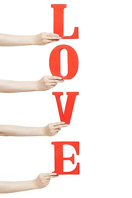 포토 JPG 스튜디오촬영 문자 손 커플 알파벳 영어 여자 남자 신체 모션 실내 사랑 들기 누끼 사람 손짓 두명 신체부위 양손 국내포토 감정 관계 내부 파일형식