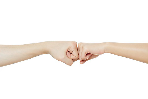 포토 JPG 스튜디오촬영 손 커플 여자 남자 신체 모션 실내 누끼 사람 손짓 두명 신체부위 주먹 맞대기 손맞댄 국내포토 관계 내부 파일형식