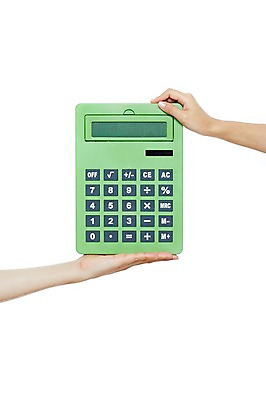 포토 JPG 스튜디오촬영 손 여자 남자 신체 비즈니스 모션 실내 들기 누끼 사람 손짓 두명 신체부위 금융 경제 전자계산기 계산기 계산 국내포토 문구용품 내부 장비 파일형식