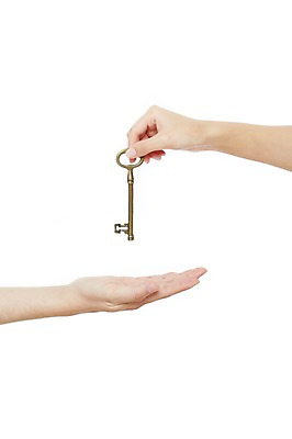 포토 JPG 스튜디오촬영 손 여자 남자 신체 모션 열쇠 실내 들기 누끼 사람 손짓 두명 신체부위 보안 국내포토 안전 내부 파일형식