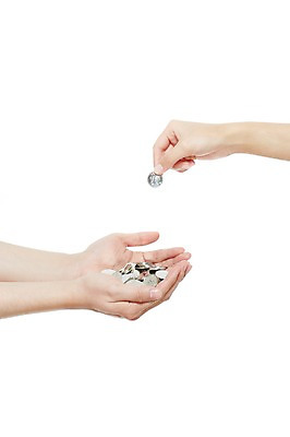 포토 JPG 스튜디오촬영 손 여자 남자 돈 신체 비즈니스 모션 실내 들기 누끼 사람 손짓 두명 신체부위 금융 경제 동전 국내포토 내부 재산 파일형식