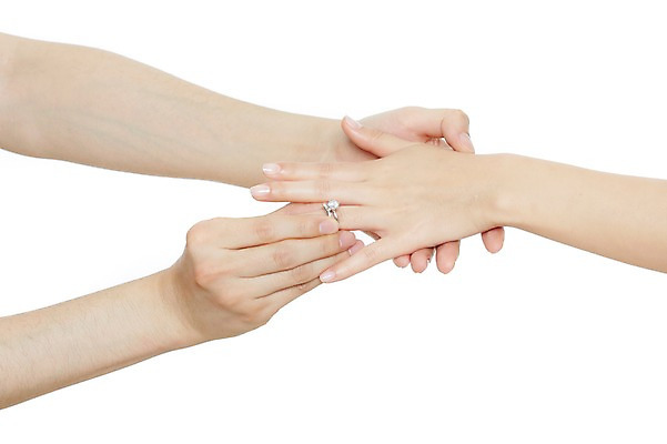 포토 JPG 스튜디오촬영 손 커플 여자 남자 프로포즈 신체 손가락 모션 실내 누끼 사람 손짓 두명 신체부위 반지 국내포토 장신구 관계 내부 파일형식