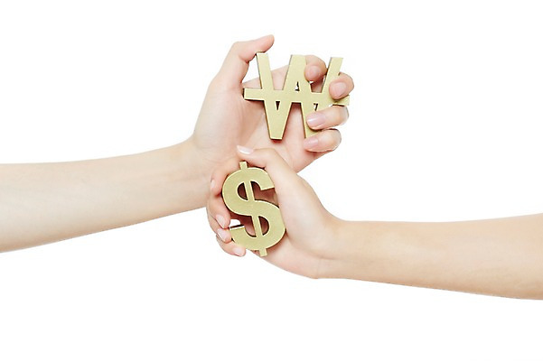 포토 JPG 스튜디오촬영 문자 손 기호 여자 남자 돈 신체 비즈니스 모션 실내 들기 누끼 사람 손짓 두명 신체부위 금융 경제 달러 원화 화폐기호 국내포토 내부 재산 화폐 파일형식