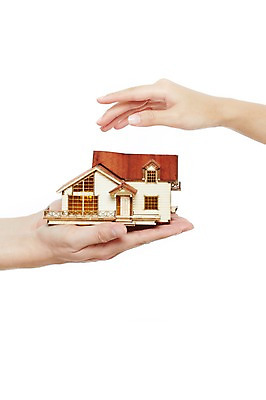 포토 JPG 스튜디오촬영 손 여자 남자 신체 모션 부동산 주택 실내 들기 누끼 사람 손짓 두명 신체부위 금융 경제 모형 미니어처 국내포토 내부 건물 재산 파일형식