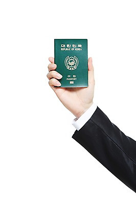 포토 JPG 스튜디오촬영 손 남자 해외여행 여행 신체 비즈니스 모션 한손 한국 실내 한명 들기 누끼 사람 정장 손짓 신체부위 비즈니스맨 여권 국내포토 1 해외 옷 아시아 내부 직장인 파일형식
