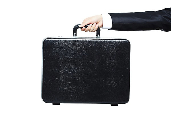 포토 JPG 스튜디오촬영 손 잡화 남자 신체 서류가방 가방 비즈니스 모션 한손 실내 한명 들기 누끼 사람 정장 손짓 신체부위 비즈니스맨 국내포토 1 옷 내부 직장인 파일형식