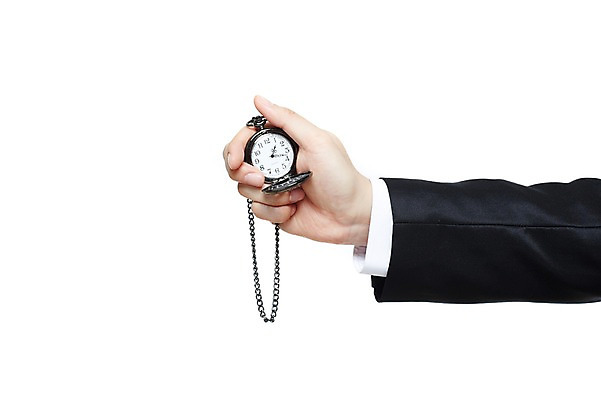 포토 JPG 스튜디오촬영 손 잡화 남자 시계 신체 비즈니스 모션 한손 실내 한명 들기 누끼 사람 정장 손짓 신체부위 시간 비즈니스맨 회중시계 국내포토 1 옷 내부 직장인 파일형식