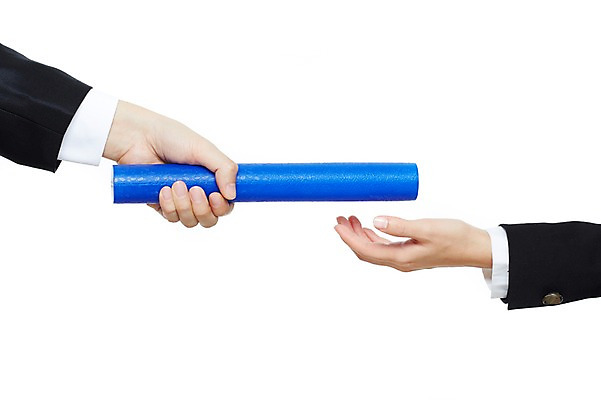 포토 JPG 스튜디오촬영 손 여자 남자 신체 비즈니스 모션 실내 들기 누끼 사람 정장 손짓 두명 신체부위 거래 비즈니스맨 비즈니스우먼 주기 바톤터치 배턴 국내포토 옷 스포츠용품 내부 직장인 파일형식