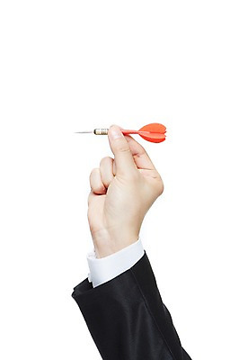 포토 JPG 스튜디오촬영 손 남자 신체 비즈니스 모션 화살 한손 실내 한명 들기 누끼 사람 정장 손짓 신체부위 놀이용품 비즈니스맨 게임용품 다트 화살촉 국내포토 1 옷 내부 게임 직장인 오브젝트 파일형식