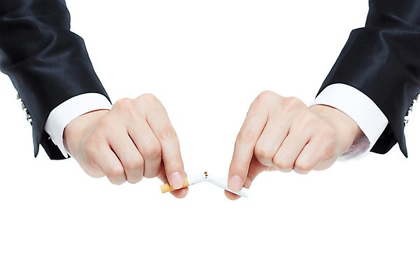 포토 JPG 스튜디오촬영 손 남자 캠페인 신체 비즈니스 모션 담배 실내 한명 들기 누끼 사람 정장 손짓 신체부위 손상 양손 비즈니스맨 금연 국내포토 1 옷 컨셉 내부 직장인 사회이슈 파일형식