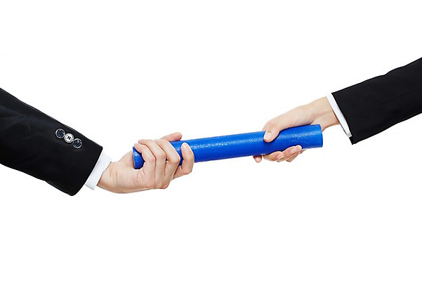 포토 JPG 스튜디오촬영 손 여자 남자 신체 비즈니스 모션 실내 들기 누끼 사람 정장 손짓 두명 신체부위 거래 비즈니스맨 비즈니스우먼 주기 바톤터치 배턴 국내포토 옷 스포츠용품 내부 직장인 파일형식