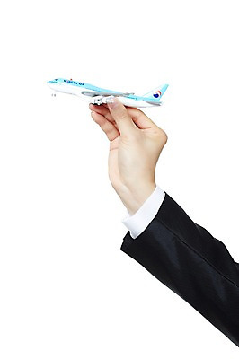 포토 JPG 스튜디오촬영 손 남자 여행 신체 비즈니스 모션 비행기 한손 실내 한명 들기 누끼 사람 정장 손짓 신체부위 장난감 모형 비즈니스맨 출장 해외출장 비행기모형 국내포토 1 옷 항공교통 대중교통 내부 직장인 파일형식