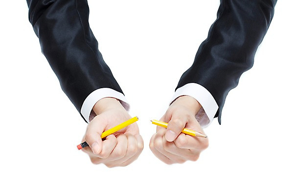 포토 JPG 스튜디오촬영 손 남자 신체 비즈니스 모션 실내 한명 들기 누끼 사람 정장 손짓 신체부위 필기구 연필 손상 양손 분노 가리킴 비즈니스맨 국내포토 1 옷 감정 컨셉 문구용품 학용품 내부 직장인 파일형식