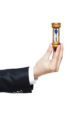 포토 JPG 스튜디오촬영 손 남자 시계 신체 비즈니스 모션 한손 실내 한명 들기 누끼 사람 정장 손짓 신체부위 시간 비즈니스맨 모래시계 국내포토 1 옷 모래 내부 직장인 파일형식