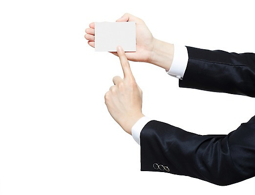 포토 JPG 스튜디오촬영 손 남자 신체 비즈니스 모션 명함 실내 한명 들기 누끼 사람 정장 손짓 신체부위 양손 가리킴 비즈니스맨 알림 국내포토 1 옷 내부 직장인 파일형식