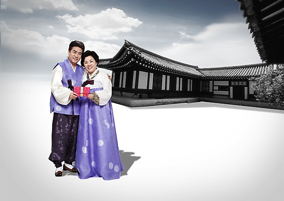 전신 PSD 구름 편집이미지 한국문화 전통 부부 여자 명절 할아버지 노년 남자 전통문화 할머니 백그라운드 하늘 봉투 새해 주택 한국 서기 미소 웃음 사람 성인 두명 설날 노부부 한국인 전통의상 한복 상품권 노인만 성인만 이미지편집 카드프레임 자연요소 동양문화 한국전통 커플 기념일 아시아 문화 모션 프레임 표정 동양인 건물 파일형식