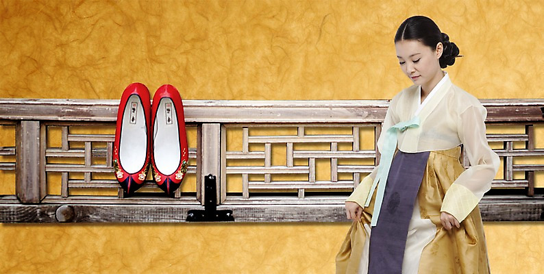 PSD 편집이미지 한국문화 전통 여자 명절 전통문화 백그라운드 신발 새해 한국 한명 서기 미소 웃음 사람 상반신 성인 설날 한국인 전통의상 한복 고무신 꽃신 여자만 여자한명만 성인여자만 성인만 이미지편집 1 동양문화 한국전통 기념일 아시아 문화 모션 전통소품 표정 동양인 파일형식