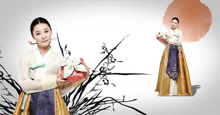PSD 식물 편집이미지 한국문화 전통 여자 명절 전통문화 백그라운드 새해 한국 선물 서기 미소 웃음 사람 성인 두명 설날 한국인 전통의상 한복 새해선물 여자만 성인여자만 성인만 설선물 이미지편집 동양문화 한국전통 기념일 아시아 문화 모션 표정 동양인 파일형식 명절선물