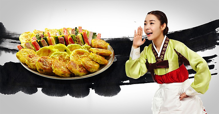 PSD 편집이미지 한국문화 전통 그릇 여자 명절 전통문화 한식 음식 백그라운드 새해 한국 한명 서기 미소 웃음 사람 손짓 상반신 성인 설날 전통음식 한국인 전통의상 한복 전 부침 여자만 여자한명만 성인여자만 성인만 이미지편집 1 동양문화 한국전통 식기 기념일 아시아 문화 모션 표정 동양인 파일형식