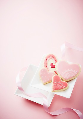 포토 JPG 스튜디오촬영 그릇 접시 리본 음식 분홍색 백그라운드 디저트 실내 사랑 사람없음 쿠키 과자 하트 국내포토 모양 식기 감정 컬러 내부 파일형식