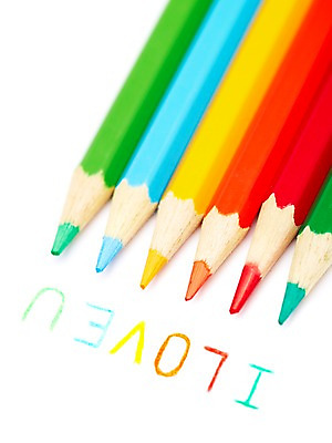 포토 JPG 스튜디오촬영 문자 알파벳 영어 백그라운드 색연필 실내 사랑 미술 사람없음 필기구 미술도구 하트 아이러브유 국내포토 모양 감정 문화예술 문구용품 학용품 내부 오브젝트 파일형식