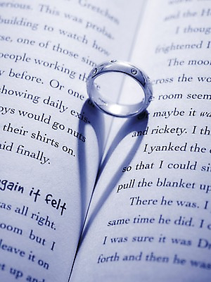 포토 JPG 스튜디오촬영 기념일 실루엣 백그라운드 프로포즈 장신구 실내 그림자 사랑 이벤트 사람없음 책 하트 반지 보석 국내포토 모양 감정 촬영기법 내부 광석 파일형식