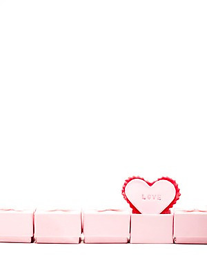 포토 JPG 스튜디오촬영 알파벳 영어 기념일 백그라운드 실내 선물 사랑 이벤트 사람없음 선물상자 상자 하트 국내포토 모양 문자 감정 내부 파일형식