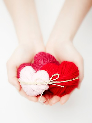 포토 JPG 스튜디오촬영 손 백그라운드 실내 사랑 한명 신체부위 하트 털실 실 실타래 국내포토 모양 1 감정 사람 내부 파일형식