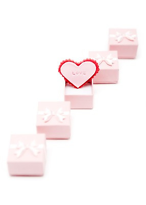 포토 JPG 스튜디오촬영 알파벳 영어 기념일 백그라운드 실내 선물 사랑 이벤트 사람없음 선물상자 상자 하트 국내포토 모양 문자 감정 내부 파일형식