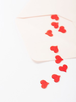 포토 JPG 스튜디오촬영 백그라운드 봉투 편지봉투 실내 사랑 사람없음 하트 메시지 러브레터 편지 우편물 국내포토 모양 감정 내부 파일형식