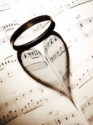 포토 JPG 스튜디오촬영 기념일 실루엣 음악 백그라운드 프로포즈 음표 장신구 실내 그림자 사랑 이벤트 사람없음 책 하트 반지 보석 악보 음악책 국내포토 모양 기호 감정 문화예술 촬영기법 내부 광석 파일형식