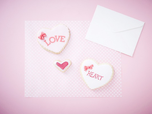 포토 JPG 스튜디오촬영 알파벳 영어 리본 음식 분홍색 백그라운드 디저트 봉투 편지봉투 실내 사랑 사람없음 쿠키 과자 하트 메시지 러브레터 편지 우편물 국내포토 모양 문자 감정 컬러 내부 파일형식