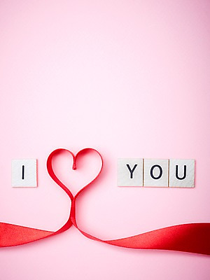 포토 JPG 스튜디오촬영 문자 알파벳 영어 리본 분홍색 백그라운드 실내 사랑 사람없음 하트 끈 아이러브유 국내포토 모양 감정 컬러 내부 파일형식