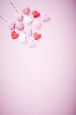 포토 JPG 스튜디오촬영 음식 분홍색 백그라운드 목걸이 장신구 디저트 실내 사랑 사람없음 초콜릿 하트 보석 국내포토 모양 감정 컬러 내부 광석 파일형식