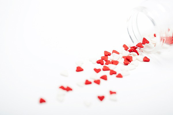 포토 JPG 스튜디오촬영 음식 백그라운드 유리병 디저트 실내 사랑 사람없음 초콜릿 하트 병 국내포토 모양 식기 감정 병_용기 내부 파일형식