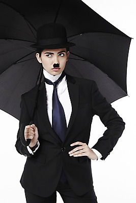 포토 JPG 스튜디오촬영 외국인 해외기획촬영 직업 모자 2012년태국 잡화 여자 허리손 포즈 우산 모션 넥타이 수염 실내 한명 서기 들기 누끼 사람 정장 상반신 20대 성인 앞모습 재킷 자신감 클래식 배우 영화배우 매니시 매니시룩 찰리채플린 마임 중절모 콧수염 남장 페도라 여자만 여자한명만 성인여자만 청년만 청년여자만 성인한명만 청년여자한명만 성인여자한명만 성인만 국내포토 모자_잡화 1 옷 감정 뷰포인트 컨셉 인종 청년 내부 외투 연예인 파일형식