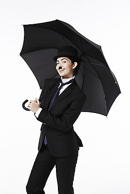 포토 JPG 스튜디오촬영 외국인 해외기획촬영 직업 모자 2012년태국 잡화 여자 포즈 우산 모션 넥타이 수염 실내 한명 서기 미소 웃음 들기 누끼 사람 정장 20대 성인 재킷 자신감 클래식 배우 영화배우 매니시 매니시룩 찰리채플린 마임 중절모 콧수염 남장 페도라 여자만 여자한명만 성인여자만 청년만 청년여자만 성인한명만 청년여자한명만 성인여자한명만 성인만 국내포토 모자_잡화 1 옷 감정 컨셉 표정 인종 청년 내부 외투 연예인 파일형식