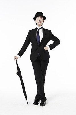 포토 JPG 스튜디오촬영 전신 외국인 해외기획촬영 직업 모자 2012년태국 잡화 여자 허리손 포즈 우산 모션 넥타이 수염 실내 한명 서기 들기 누끼 사람 정장 20대 성인 앞모습 재킷 자신감 클래식 배우 영화배우 매니시 매니시룩 찰리채플린 마임 중절모 콧수염 남장 페도라 여자만 여자한명만 성인여자만 청년만 청년여자만 성인한명만 청년여자한명만 성인여자한명만 성인만 국내포토 모자_잡화 1 옷 감정 뷰포인트 컨셉 인종 청년 내부 외투 연예인 파일형식