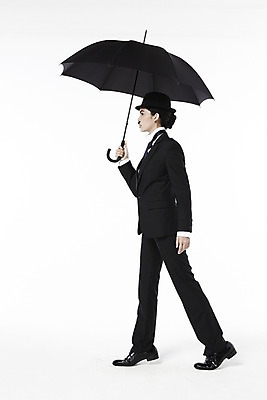 포토 JPG 스튜디오촬영 전신 외국인 해외기획촬영 직업 모자 2012년태국 잡화 여자 포즈 우산 모션 넥타이 수염 실내 한명 서기 들기 누끼 사람 정장 20대 성인 옆모습 걷기 재킷 자신감 클래식 배우 영화배우 매니시 매니시룩 찰리채플린 마임 중절모 콧수염 남장 페도라 여자만 여자한명만 성인여자만 청년만 청년여자만 성인한명만 청년여자한명만 성인여자한명만 성인만 국내포토 모자_잡화 1 옷 감정 뷰포인트 컨셉 인종 청년 내부 외투 연예인 파일형식