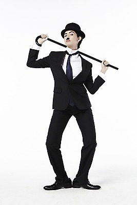 포토 JPG 스튜디오촬영 전신 외국인 해외기획촬영 직업 모자 2012년태국 잡화 여자 포즈 모션 지팡이 넥타이 수염 실내 한명 서기 들기 누끼 사람 정장 20대 성인 앞모습 재킷 자신감 클래식 배우 영화배우 매니시 매니시룩 찰리채플린 마임 중절모 콧수염 남장 페도라 여자만 여자한명만 성인여자만 청년만 청년여자만 성인한명만 청년여자한명만 성인여자한명만 성인만 국내포토 모자_잡화 1 옷 감정 뷰포인트 컨셉 인종 청년 내부 외투 연예인 파일형식