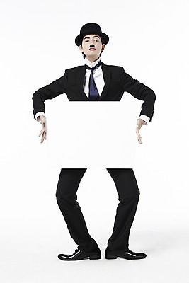 포토 JPG 스튜디오촬영 전신 외국인 해외기획촬영 직업 모자 배너 2012년태국 잡화 여자 포즈 모션 넥타이 수염 안내 사각프레임 프레임 광고판 실내 틀 한명 서기 들기 누끼 사람 정장 20대 성인 앞모습 재킷 자신감 클래식 배우 영화배우 매니시 매니시룩 찰리채플린 마임 알림 중절모 콧수염 남장 페도라 여자만 여자한명만 성인여자만 청년만 청년여자만 성인한명만 청년여자한명만 성인여자한명만 성인만 국내포토 모자_잡화 1 옷 감정 뷰포인트 컨셉 알림판 인종 청년 내부 사각형 외투 판 연예인 파일형식