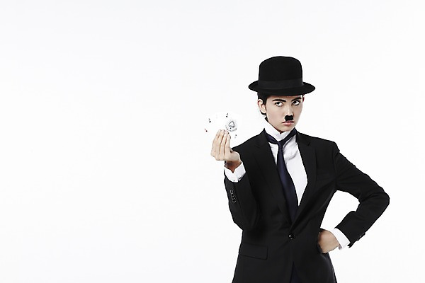 포토 JPG 스튜디오촬영 외국인 해외기획촬영 직업 모자 2012년태국 잡화 여자 허리손 포즈 모션 넥타이 수염 실내 한명 서기 들기 누끼 사람 정장 상반신 20대 성인 앞모습 재킷 자신감 트럼프 클래식 배우 영화배우 매니시 매니시룩 찰리채플린 마임 중절모 콧수염 포커 남장 페도라 여자만 여자한명만 성인여자만 청년만 청년여자만 성인한명만 청년여자한명만 성인여자한명만 성인만 국내포토 모자_잡화 1 옷 감정 뷰포인트 컨셉 인종 청년 내부 놀이용품 외투 게임 연예인 파일형식