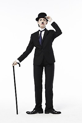 포토 JPG 스튜디오촬영 전신 외국인 해외기획촬영 직업 모자 2012년태국 잡화 여자 포즈 모션 지팡이 넥타이 수염 실내 한명 서기 들기 누끼 사람 정장 20대 성인 앞모습 재킷 자신감 클래식 배우 영화배우 매니시 매니시룩 찰리채플린 마임 중절모 콧수염 남장 페도라 여자만 여자한명만 성인여자만 청년만 청년여자만 성인한명만 청년여자한명만 성인여자한명만 성인만 국내포토 모자_잡화 1 옷 감정 뷰포인트 컨셉 인종 청년 내부 외투 연예인 파일형식