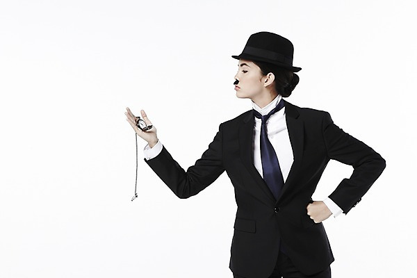 포토 JPG 스튜디오촬영 외국인 해외기획촬영 직업 모자 2012년태국 잡화 여자 시계 허리손 포즈 모션 넥타이 수염 실내 한명 서기 들기 누끼 사람 정장 상반신 20대 성인 재킷 시간 자신감 클래식 배우 영화배우 매니시 매니시룩 찰리채플린 마임 중절모 콧수염 남장 페도라 회중시계 여자만 여자한명만 성인여자만 청년만 청년여자만 성인한명만 청년여자한명만 성인여자한명만 성인만 국내포토 모자_잡화 1 옷 감정 컨셉 인종 청년 내부 외투 연예인 파일형식