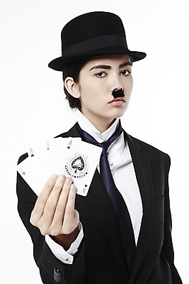 포토 JPG 스튜디오촬영 외국인 해외기획촬영 직업 모자 2012년태국 잡화 여자 포즈 모션 넥타이 수염 실내 한명 서기 들기 누끼 사람 정장 상반신 20대 성인 앞모습 재킷 자신감 트럼프 클래식 배우 영화배우 매니시 매니시룩 찰리채플린 마임 중절모 콧수염 포커 남장 페도라 여자만 여자한명만 성인여자만 청년만 청년여자만 성인한명만 청년여자한명만 성인여자한명만 성인만 국내포토 모자_잡화 1 옷 감정 뷰포인트 컨셉 인종 청년 내부 놀이용품 외투 게임 연예인 파일형식