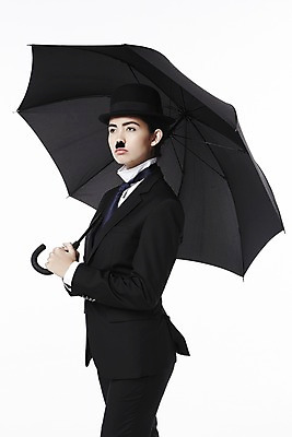 포토 JPG 스튜디오촬영 외국인 해외기획촬영 직업 모자 2012년태국 잡화 여자 포즈 우산 모션 넥타이 수염 실내 한명 서기 들기 누끼 사람 정장 20대 성인 재킷 자신감 클래식 배우 영화배우 매니시 매니시룩 찰리채플린 마임 중절모 콧수염 남장 페도라 여자만 여자한명만 성인여자만 청년만 청년여자만 성인한명만 청년여자한명만 성인여자한명만 성인만 국내포토 모자_잡화 1 옷 감정 컨셉 인종 청년 내부 외투 연예인 파일형식
