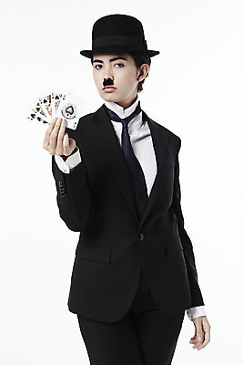 포토 JPG 스튜디오촬영 외국인 해외기획촬영 직업 모자 2012년태국 잡화 여자 포즈 모션 넥타이 수염 실내 한명 서기 들기 누끼 사람 정장 20대 성인 앞모습 재킷 자신감 트럼프 클래식 배우 영화배우 매니시 매니시룩 찰리채플린 마임 중절모 콧수염 포커 남장 페도라 여자만 여자한명만 성인여자만 청년만 청년여자만 성인한명만 청년여자한명만 성인여자한명만 성인만 국내포토 모자_잡화 1 옷 감정 뷰포인트 컨셉 인종 청년 내부 놀이용품 외투 게임 연예인 파일형식