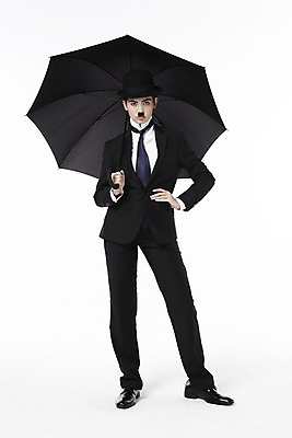 포토 JPG 스튜디오촬영 전신 외국인 해외기획촬영 직업 모자 2012년태국 잡화 여자 허리손 포즈 우산 모션 넥타이 수염 실내 한명 서기 들기 누끼 사람 정장 20대 성인 앞모습 재킷 자신감 클래식 배우 영화배우 매니시 매니시룩 찰리채플린 마임 중절모 콧수염 남장 페도라 여자만 여자한명만 성인여자만 청년만 청년여자만 성인한명만 청년여자한명만 성인여자한명만 성인만 국내포토 모자_잡화 1 옷 감정 뷰포인트 컨셉 인종 청년 내부 외투 연예인 파일형식