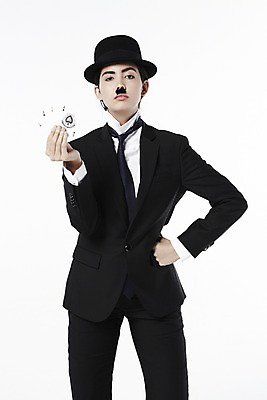 포토 JPG 스튜디오촬영 외국인 해외기획촬영 직업 모자 2012년태국 잡화 여자 허리손 포즈 모션 넥타이 수염 실내 한명 서기 들기 누끼 사람 정장 20대 성인 앞모습 재킷 자신감 트럼프 클래식 배우 영화배우 매니시 매니시룩 찰리채플린 마임 중절모 콧수염 포커 남장 페도라 여자만 여자한명만 성인여자만 청년만 청년여자만 성인한명만 청년여자한명만 성인여자한명만 성인만 국내포토 모자_잡화 1 옷 감정 뷰포인트 컨셉 인종 청년 내부 놀이용품 외투 게임 연예인 파일형식