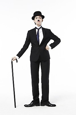 포토 JPG 스튜디오촬영 전신 외국인 해외기획촬영 직업 모자 2012년태국 잡화 여자 허리손 포즈 모션 지팡이 넥타이 수염 실내 한명 서기 들기 누끼 사람 정장 20대 성인 앞모습 재킷 자신감 클래식 배우 영화배우 매니시 매니시룩 찰리채플린 마임 중절모 콧수염 남장 페도라 여자만 여자한명만 성인여자만 청년만 청년여자만 성인한명만 청년여자한명만 성인여자한명만 성인만 국내포토 모자_잡화 1 옷 감정 뷰포인트 컨셉 인종 청년 내부 외투 연예인 파일형식